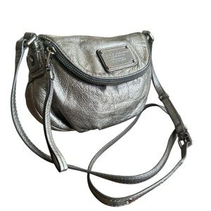 Marc by Marc Jacobs Metallic Leather Crossbody • Classic Q • Zip Pockets